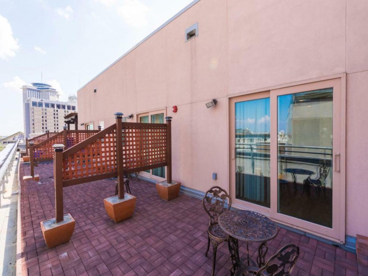Spacious Steps Away From French Quarter Apartment *